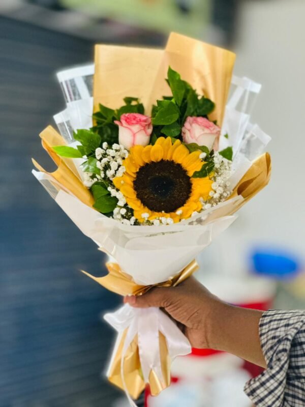 Sunflower bouquet with natural riose and wrapping